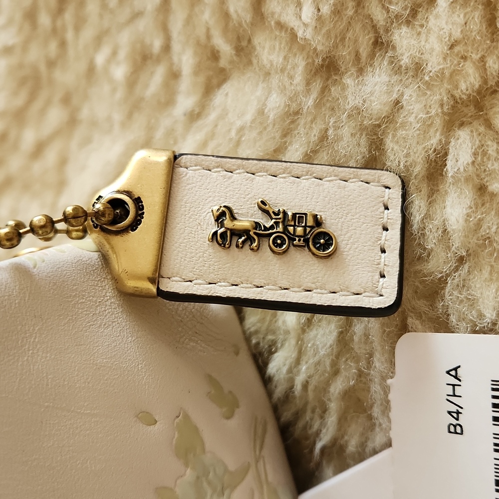 Adorable NWT Coach Disney X Bambi Kisslock Wallet ๐ค๐ฆ๐ฉท - Picture 3 of 16